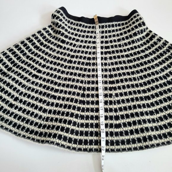 Premise black and beige fuzzy warm skirt. - Picture 11 of 11